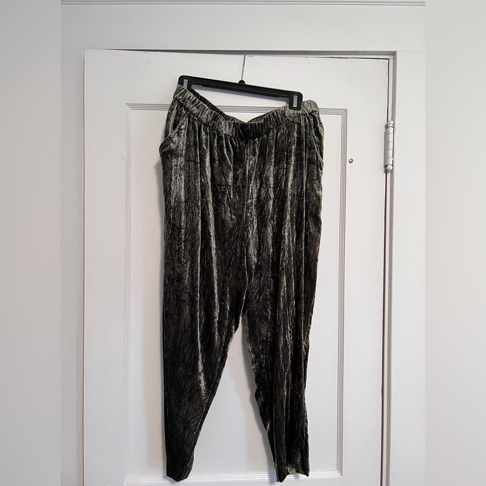 Anthropologie ettiwa crushed velvet green harem pants, size Petite Medium PM